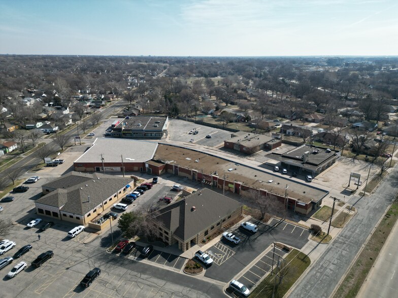 2747 Boulevard Plz, Wichita, KS for lease - Building Photo - Image 3 of 4