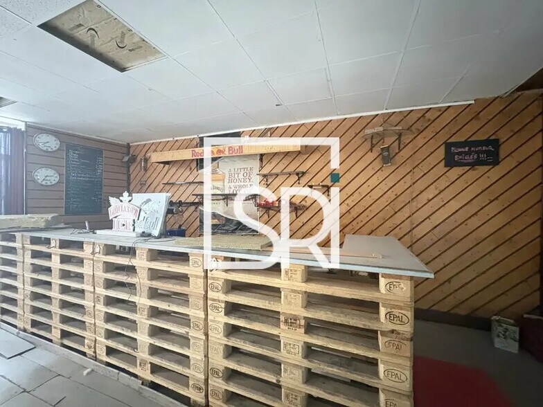 Retail in Clermont-Ferrand for sale - Lobby - Image 1 of 10