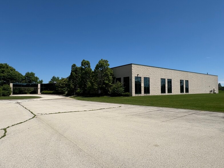 9980 S Oakwood Park Dr, Franklin, WI for sale - Building Photo - Image 1 of 12