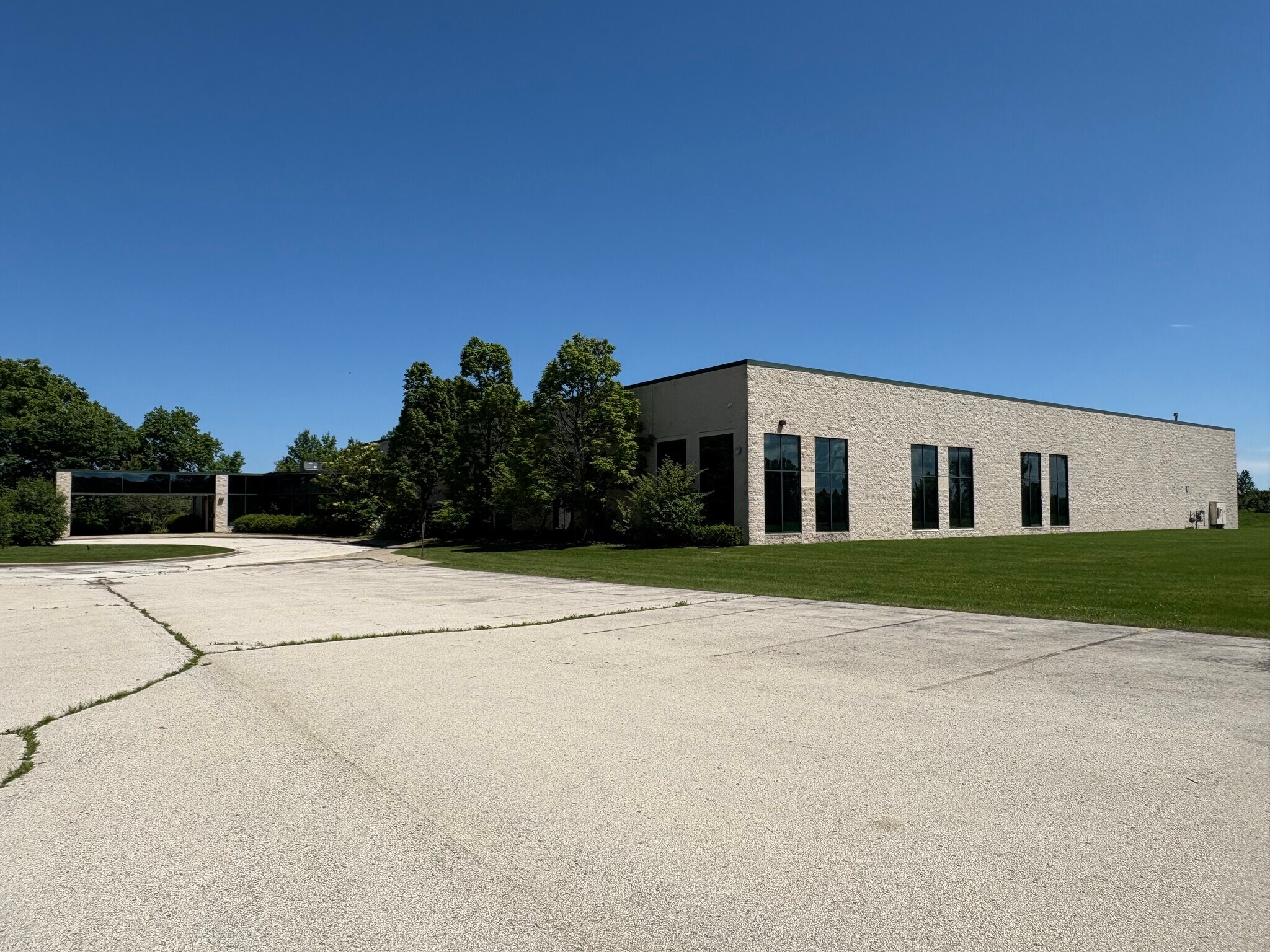 9980 S Oakwood Park Dr, Franklin, WI à vendre Photo du bâtiment- Image 1 de 13