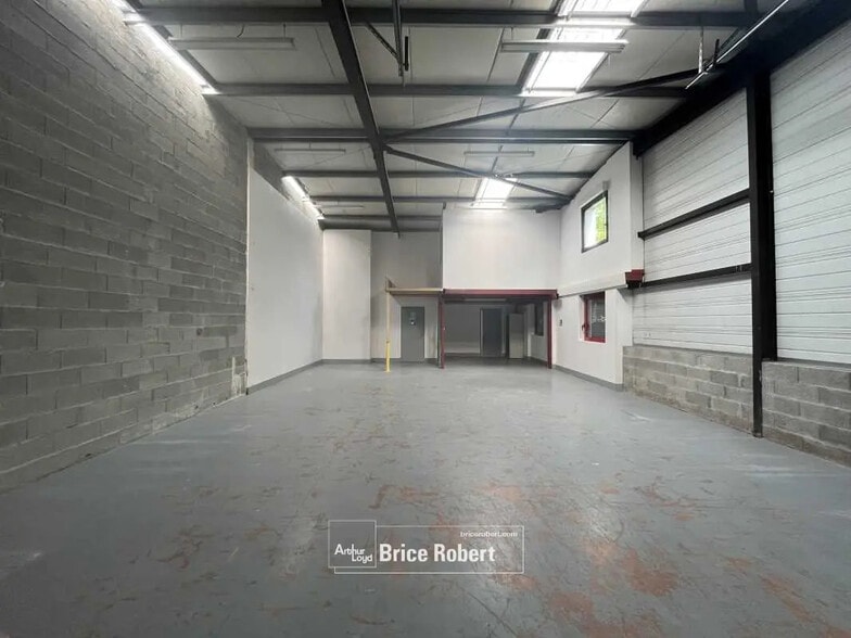 Office in Vaulx-en-Velin for lease - Building Photo - Image 2 of 15