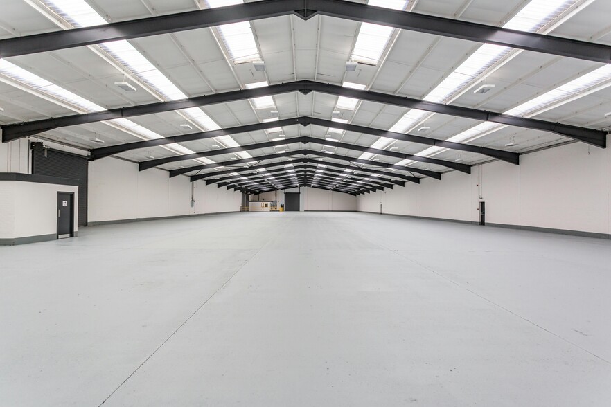 Summit Crescent, Smethwick for lease - Building Photo - Image 3 of 5