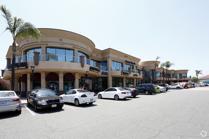 23300 Cinema Dr, Valencia, CA à louer - Photo du bâtiment - Image 3 de 14