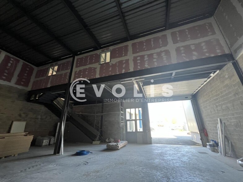 Flex in Montfermeil for lease - Interior Photo - Image 3 of 14