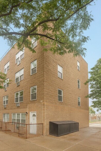 189 Woodpoint Rd, Brooklyn, NY à vendre - Photo principale - Image 1 de 1