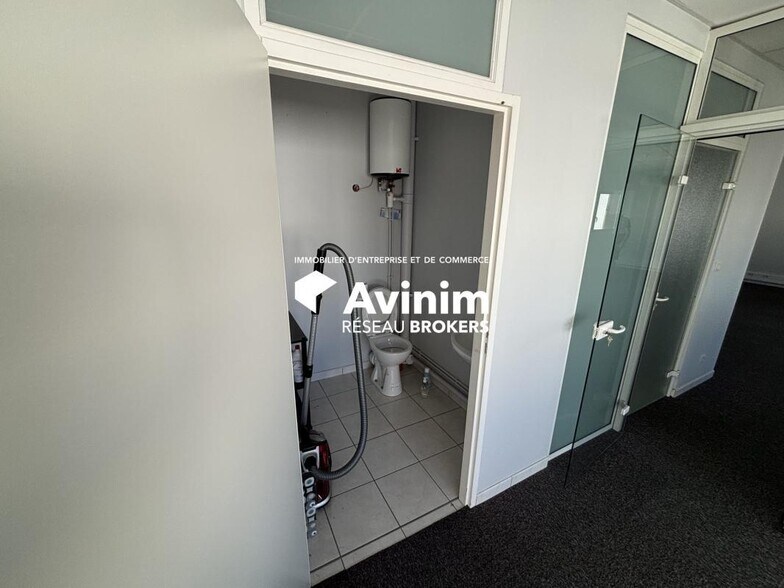 Office in Grenade for lease - Interior Photo - Image 3 of 11