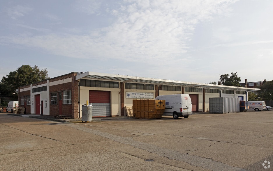 Lyon Rd, Romford for lease - Primary Photo - Image 1 of 7