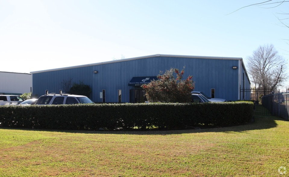 8101 Leghorn Ave, Houston, TX for sale - Building Photo - Image 2 of 2
