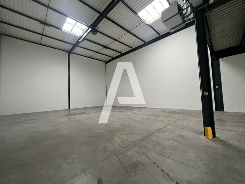 441 Avenue Marguerite Perey, Lieusaint for lease - Interior Photo - Image 1 of 5