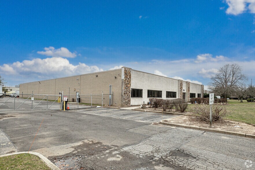 70 Marcus Dr, Melville, NY for lease - Building Photo - Image 3 of 4