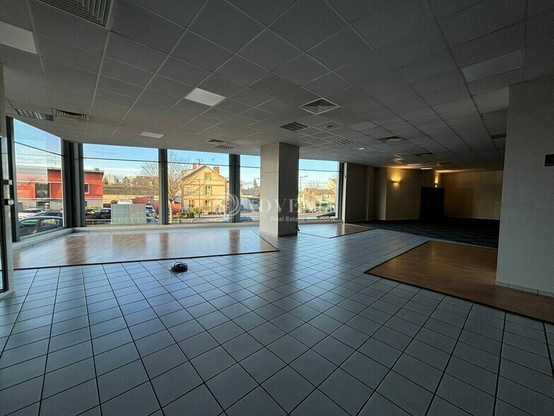 Retail in Fleury-les-Aubrais for lease - Interior Photo - Image 2 of 12