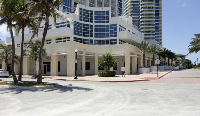Plus de détails pour 40 S Pointe Dr, Miami Beach, FL - Commerce de détail à louer