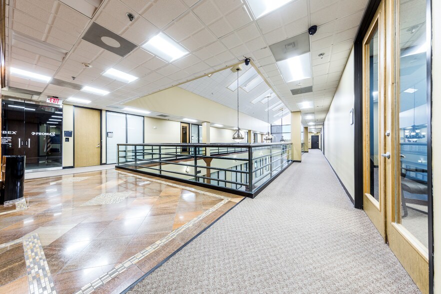 12651 Briar Forest Dr, Houston, TX à louer - Photo du bâtiment - Image 2 de 12