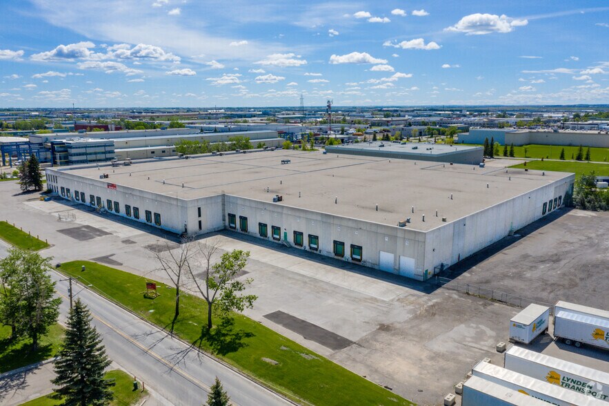 4441 76th Ave SE, Calgary, AB à louer - Photo du bâtiment - Image 1 de 1