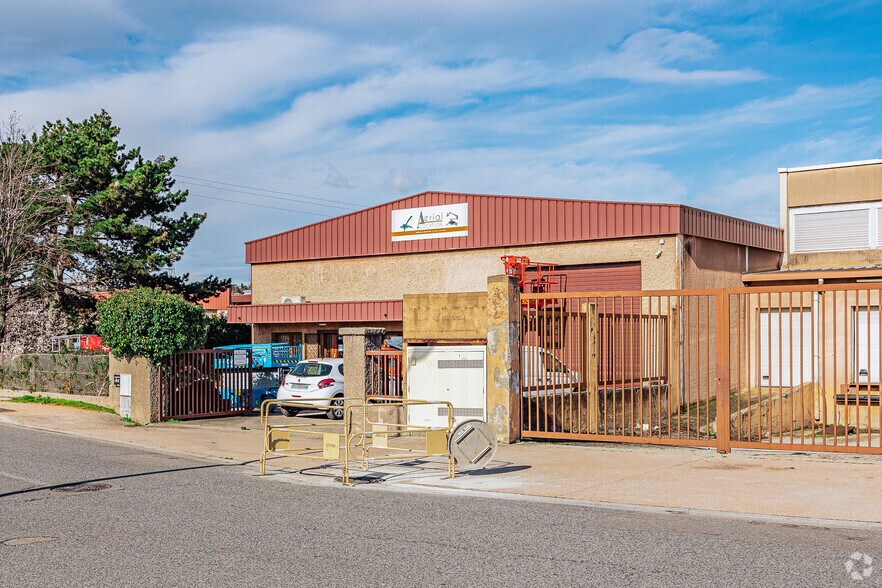 Local d'activités dans Saint-Genis-Laval à vendre - Photo principale - Image 1 de 2