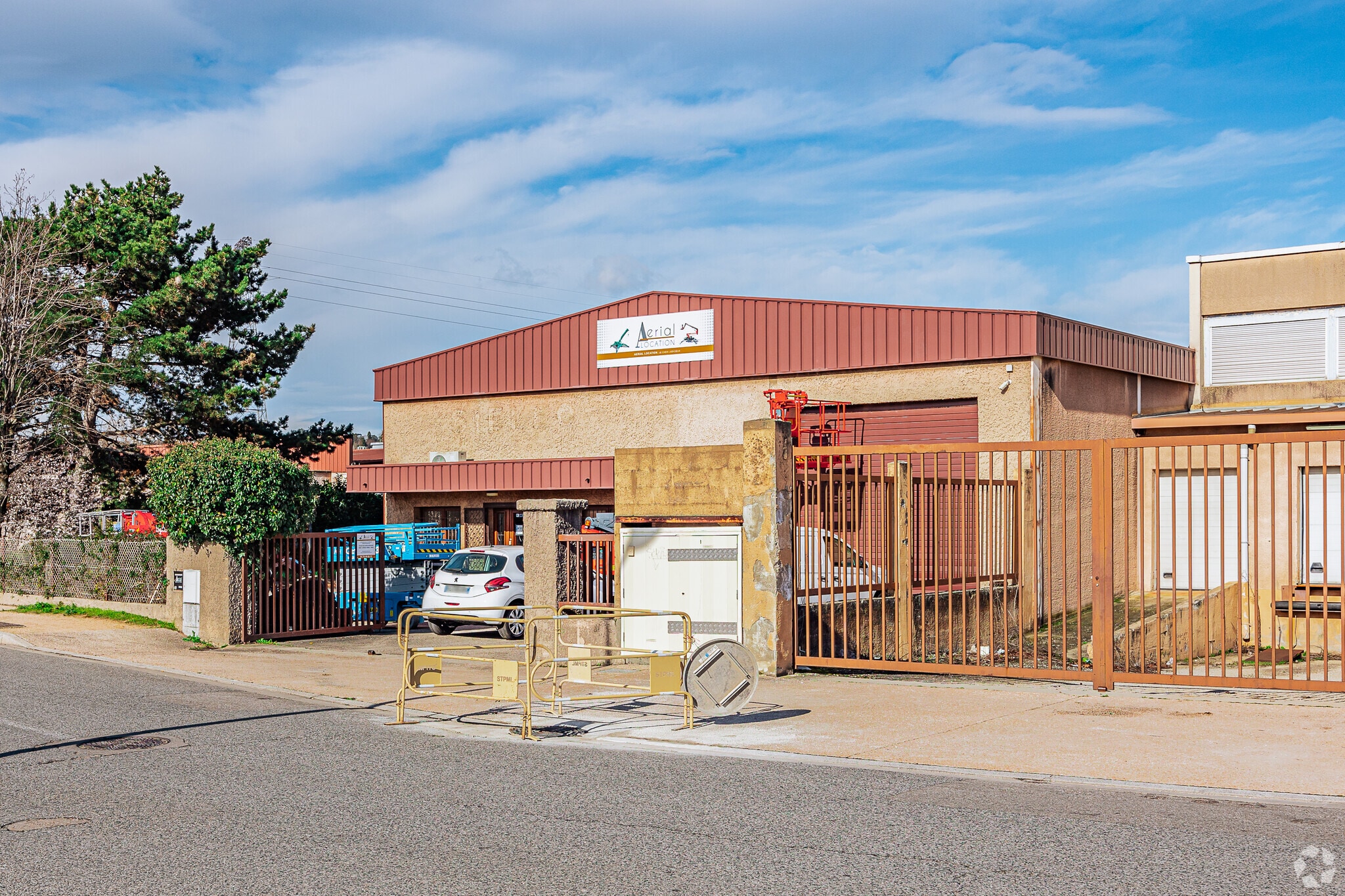 Flex in Saint-Genis-Laval for sale Primary Photo- Image 1 of 3