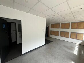 Industriel dans Buc à louer Photo du bâtiment- Image 1 de 12