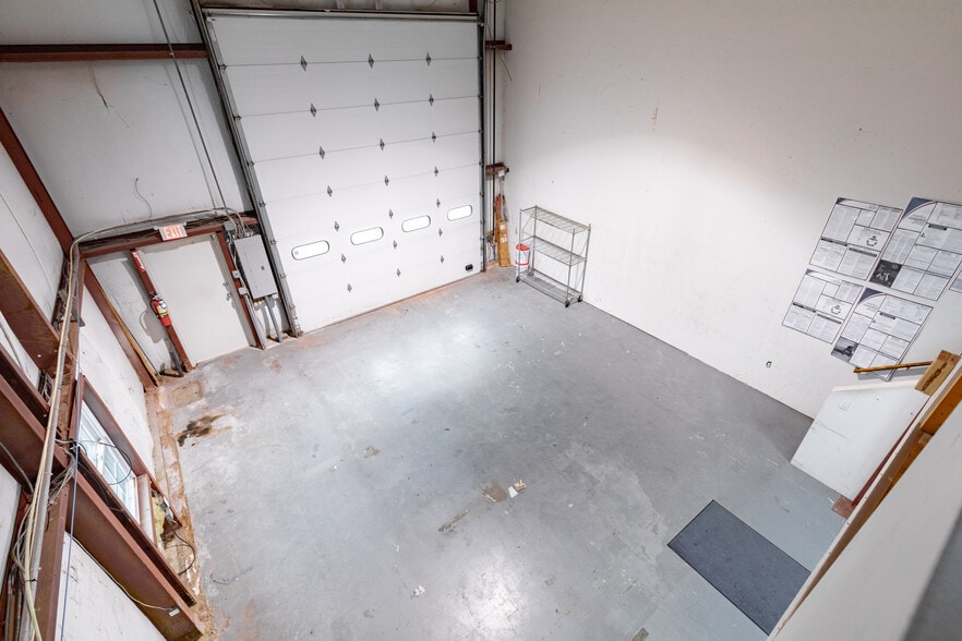 72 Airport Dr, Wappingers Falls, NY for lease - Building Photo - Image 3 of 12