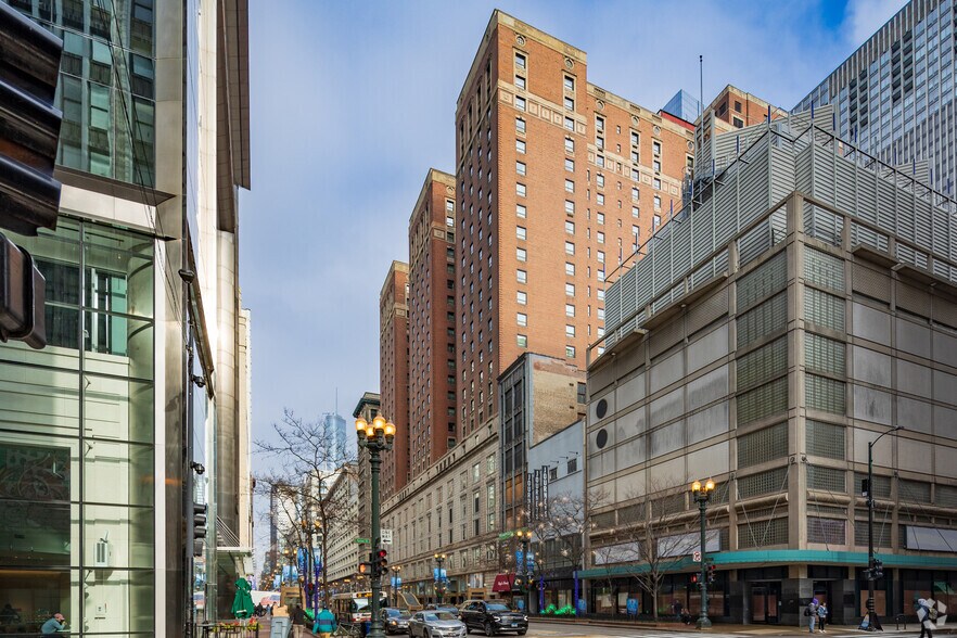 17 E Monroe St, Chicago, IL à louer - Photo du bâtiment - Image 2 de 2
