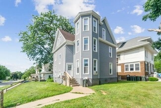 Plus de détails pour 2503 Olive St, Cedar Falls, IA - Multi-résidentiel à vendre