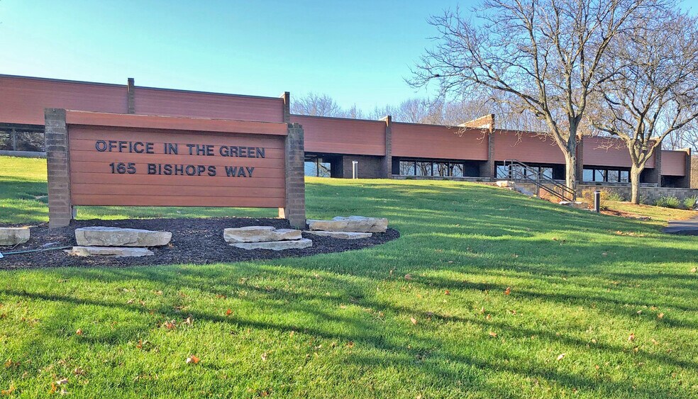 165 Bishops Way, Brookfield, WI à vendre - Photo du bâtiment - Image 3 de 5