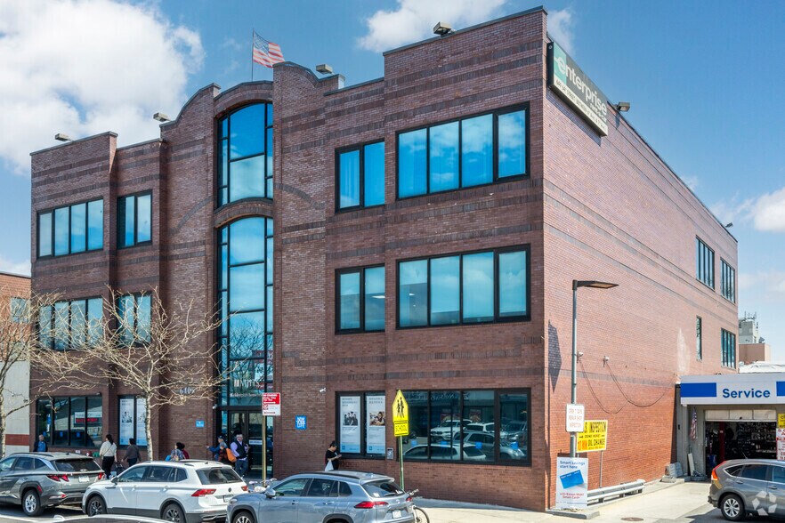 6405 7th Ave, Brooklyn, NY à louer - Photo du bâtiment - Image 1 de 11