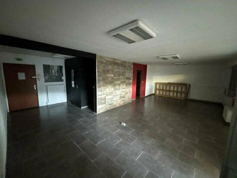 Retail in Lyon for sale - Building Photo - Image 2 of 9