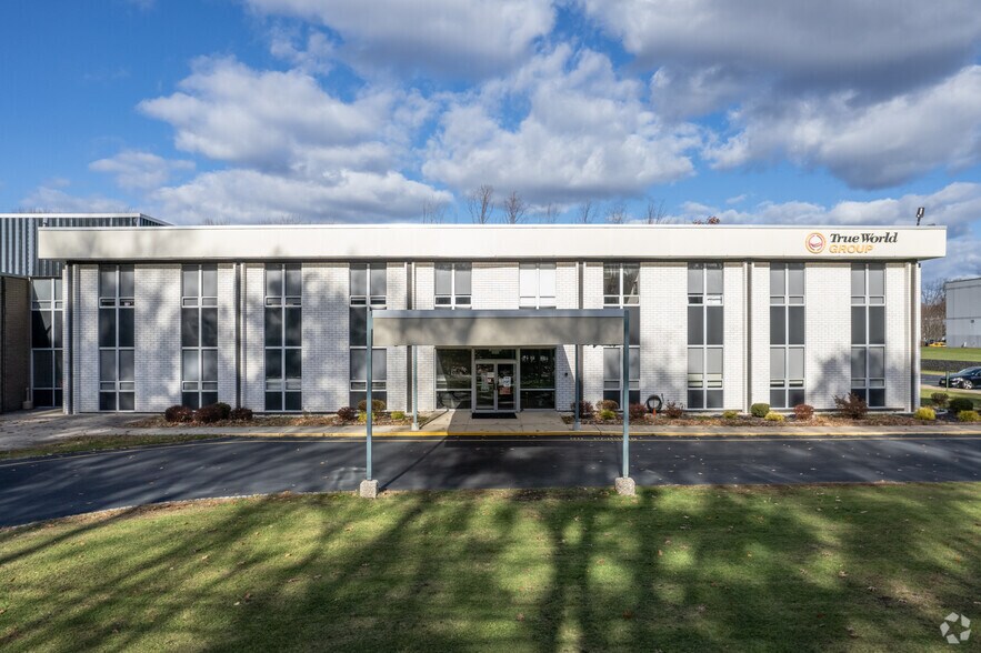 24 Link Dr, Rockleigh, NJ à louer - Photo du bâtiment - Image 2 de 6