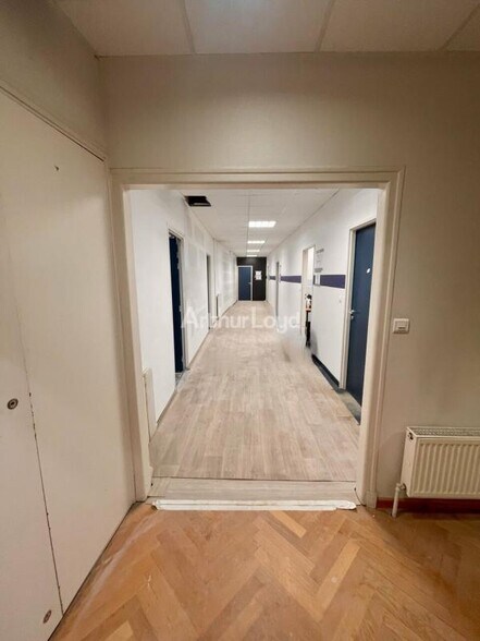 Retail in Reims for lease - Interior Photo - Image 2 of 4