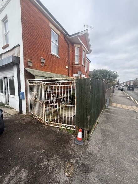 66 Kimberley Rd, Bournemouth for lease - Building Photo - Image 2 of 3