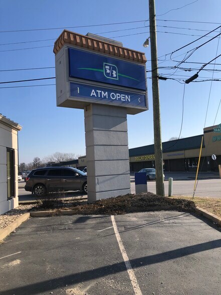 637 E National Ave, Brazil, IN à louer - Photo du bâtiment - Image 2 de 6