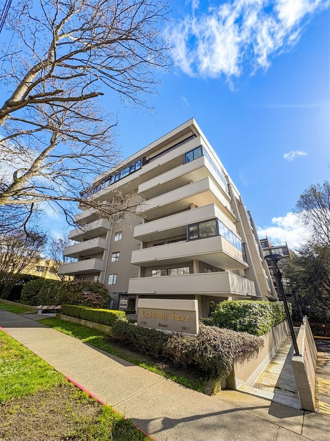 Plus de détails pour 821 Burdett Ave, Victoria, BC - Multi-résidentiel à vendre