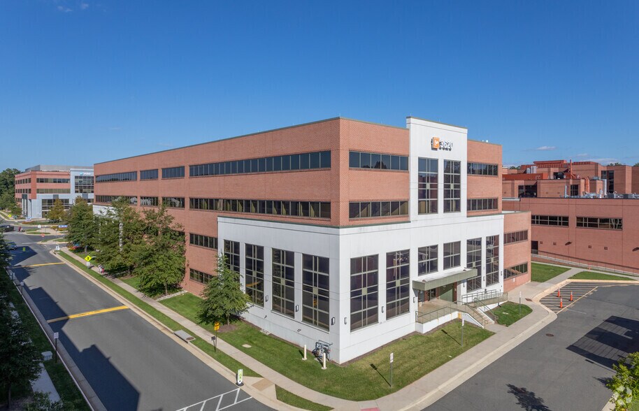 3620 Joseph Siewick Dr, Fairfax, VA à louer - Photo du bâtiment - Image 1 de 18