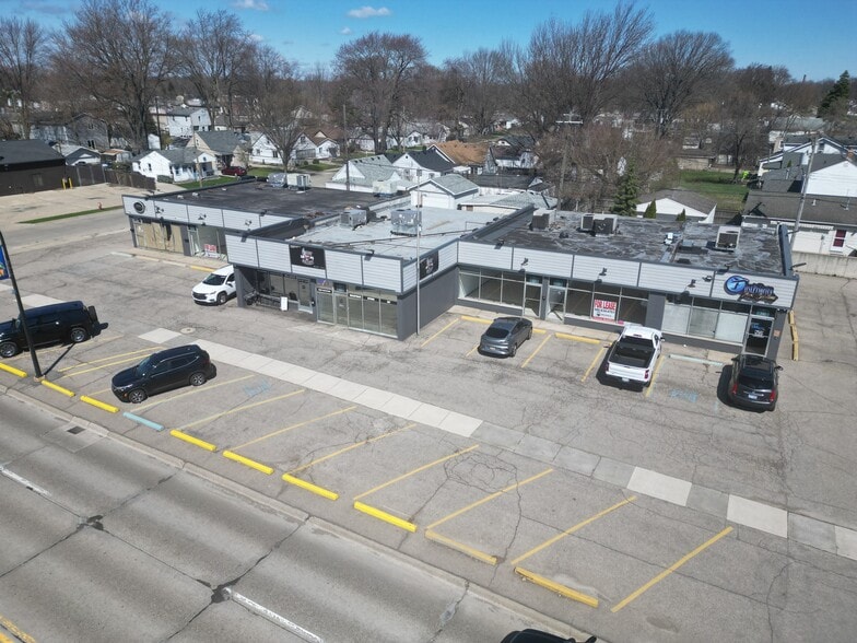 307-341 E 11 Mile Rd, Madison Heights, MI for lease - Building Photo - Image 3 of 7