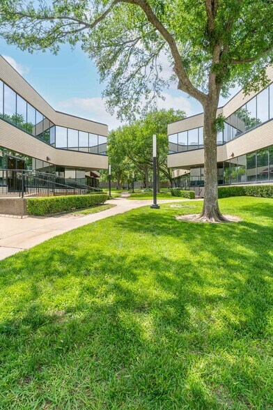 6606 Lyndon B Johnson Fwy, Dallas, TX à louer - Photo du bâtiment - Image 3 de 32
