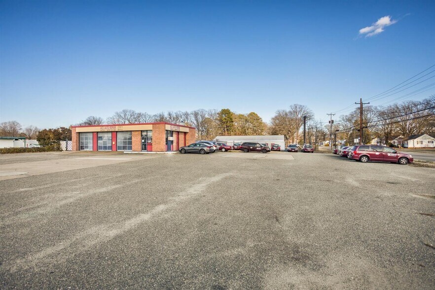 5858 Jefferson Ave, Newport News, VA à vendre - Photo du bâtiment - Image 2 de 16