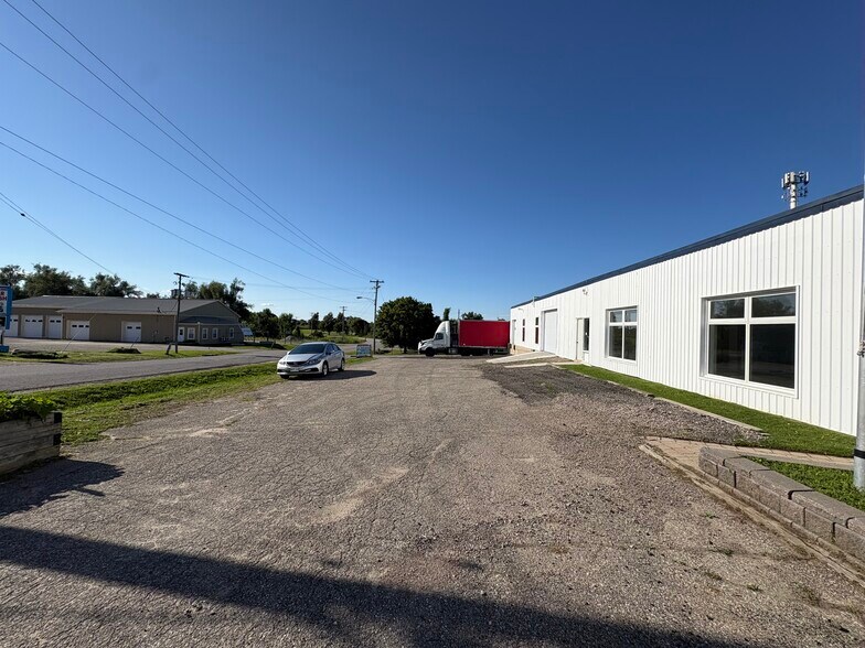 115 Centennial Rd, Shelburne, ON à louer - Photo du bâtiment - Image 3 de 10