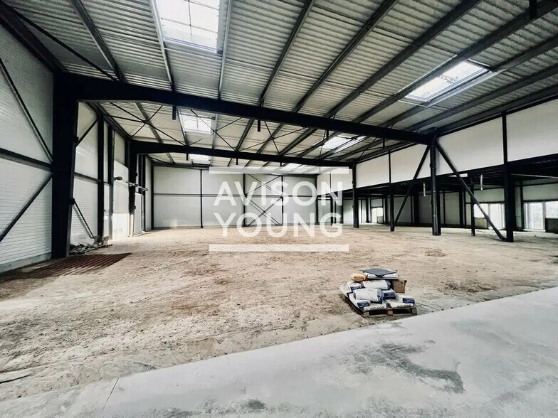 Flex in Louvres for sale - Building Photo - Image 1 of 13