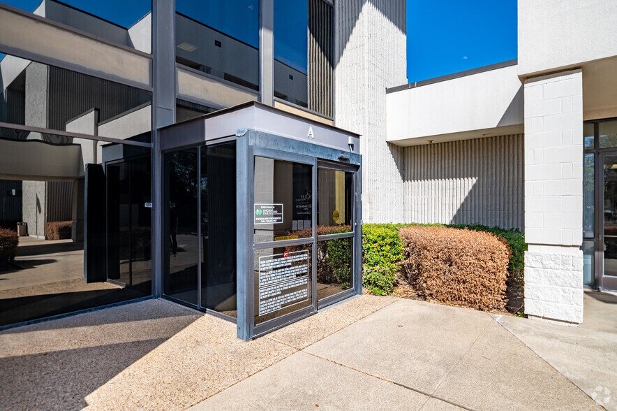 3801 W 15th St, Plano, TX à louer - Photo du bâtiment - Image 3 de 9