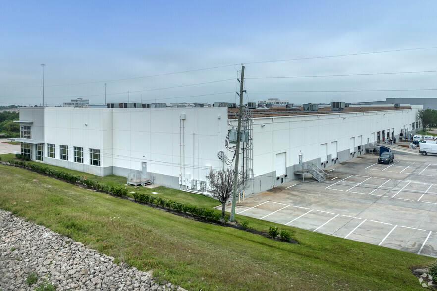 9750 W Sam Houston Pky N, Houston, TX for lease - Building Photo - Image 2 of 4