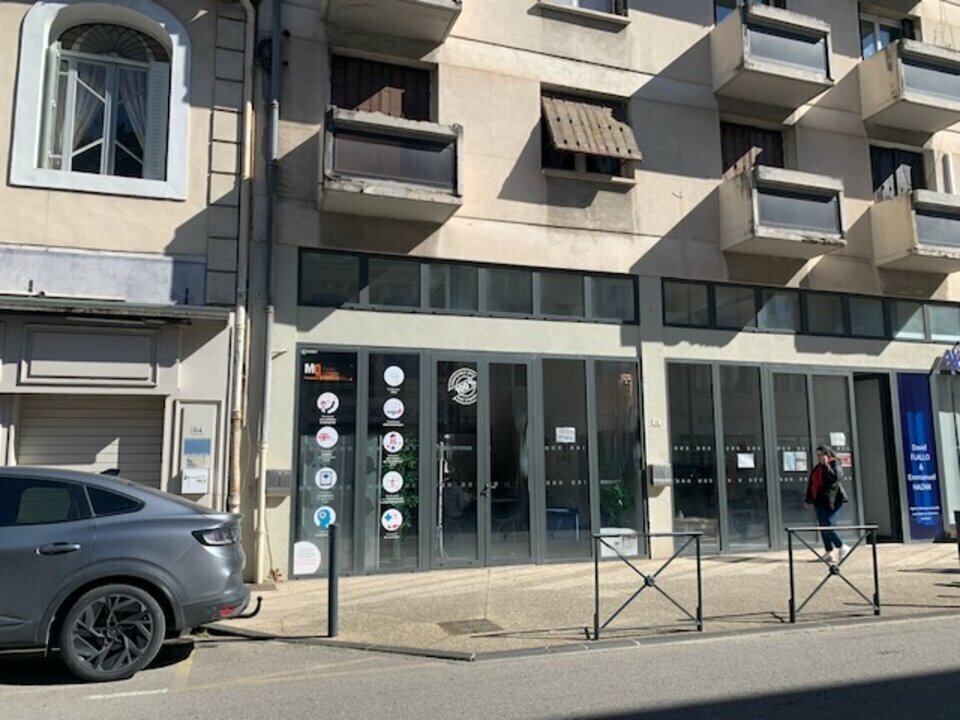 Office in Cavaillon for lease Building Photo- Image 1 of 7