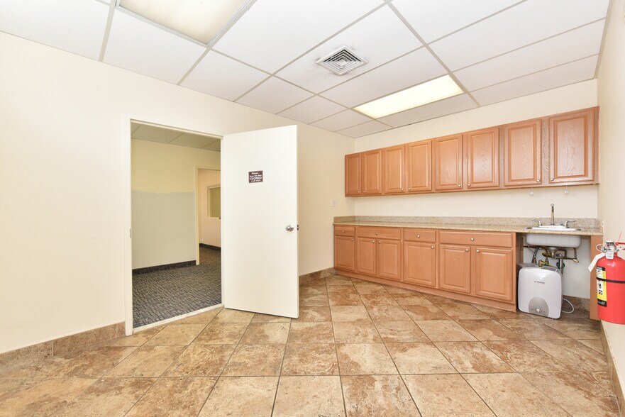 475 Main St, Farmingdale, NY à vendre - Photo du bâtiment - Image 3 de 11