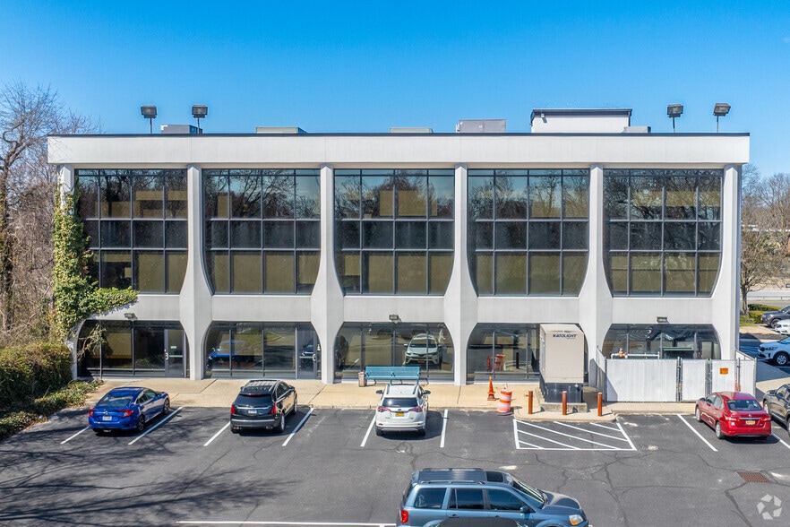 300 Sunrise Hwy, West Babylon, NY à louer - Photo principale - Image 1 de 9