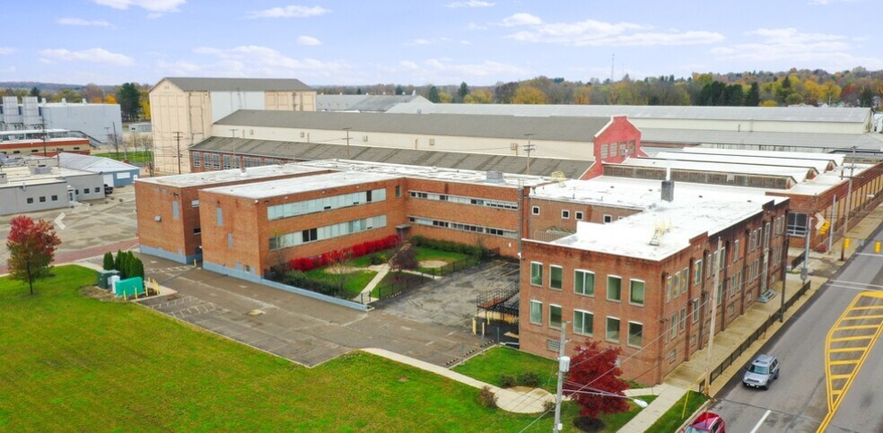 105 N Sandusky St, Mount Vernon, OH à vendre - Photo du bâtiment - Image 1 de 2