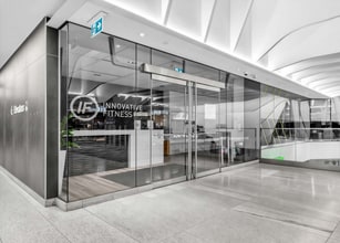 33 Bloor St E, Toronto, ON à louer Photo du bâtiment- Image 1 de 11