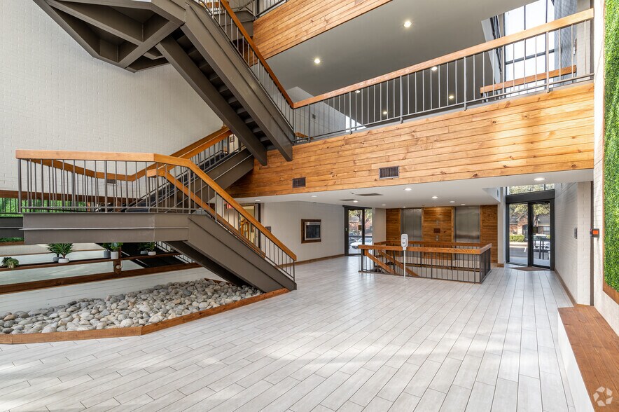 13747 Montfort Dr, Dallas, TX à louer - Hall d’entrée - Image 3 de 18