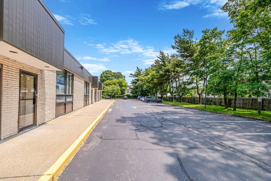 152 Islip Ave, Islip, NY for lease - Building Photo - Image 2 of 11