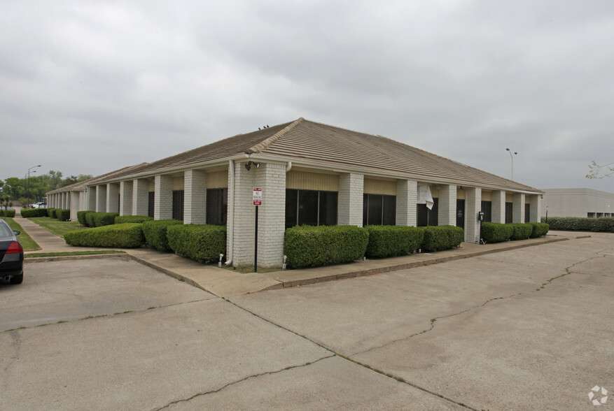 6800 Manhattan Blvd, Fort Worth, TX for lease - Primary Photo - Image 1 of 7