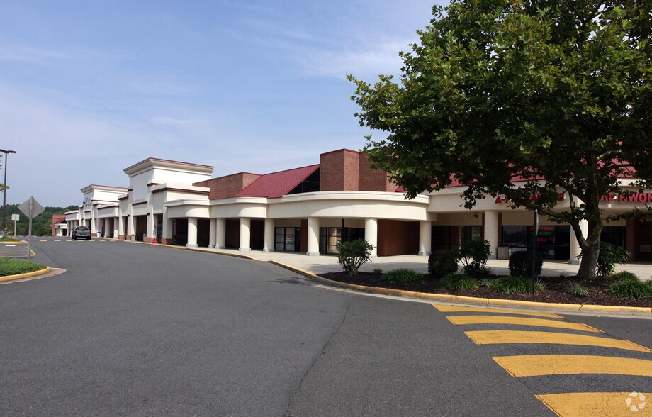 5381-5513 Mapledale Plz, Woodbridge, VA à louer - Photo du bâtiment - Image 3 de 7