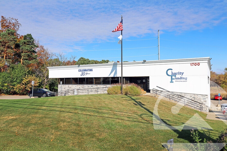1700 W Hamlin Rd, Rochester Hills, MI for lease - Primary Photo - Image 1 of 1
